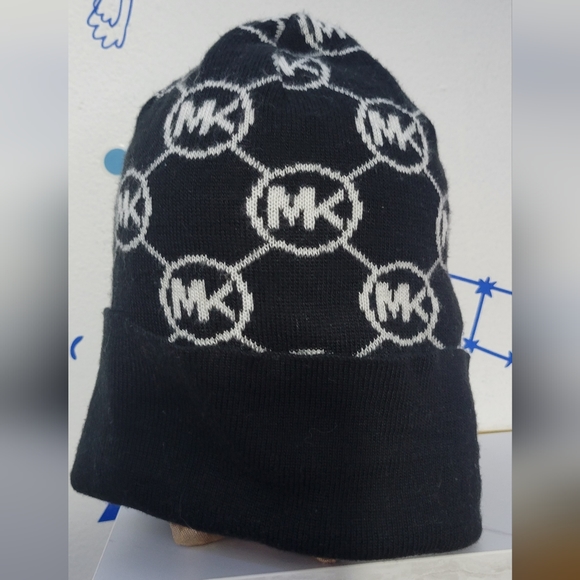 Michael Kors winter hat & scarf set - Picture 7 of 8